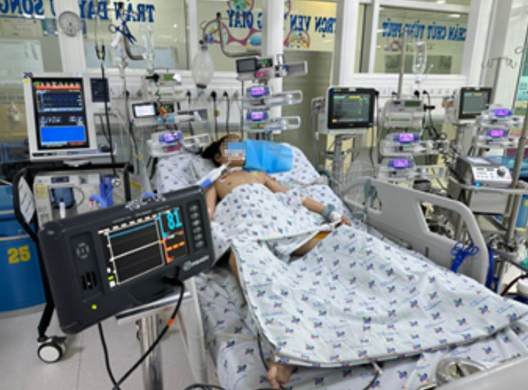 Bé A. khi còn điều trị tại bệnh viện, ảnh BVCC
