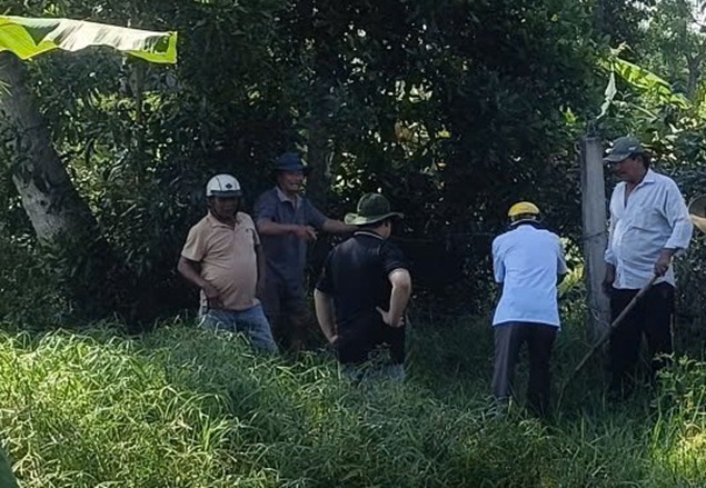 Người dân và lực lượng chức năng truy tìm và xử lý con chó nghi dại cắn nhiều người - ảnh: UBND xã Tuy An Nam