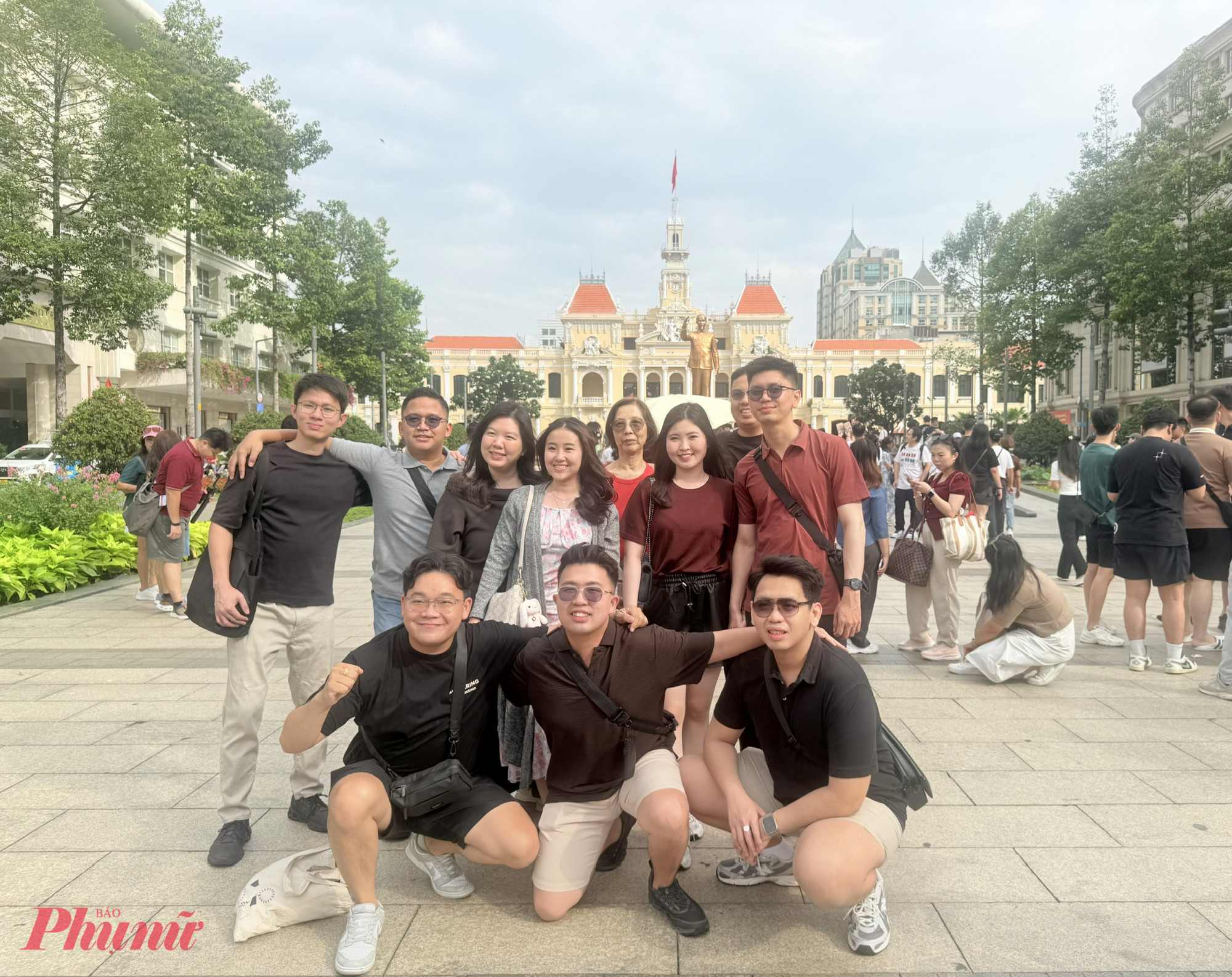 Đoàn khách tham quan khu vực trung tâm đường đi bộ Nguyễn Huệ, trụ sở UBND - HĐND TPHCM vào sáng 6.5. Ảnh: Quốc Thái