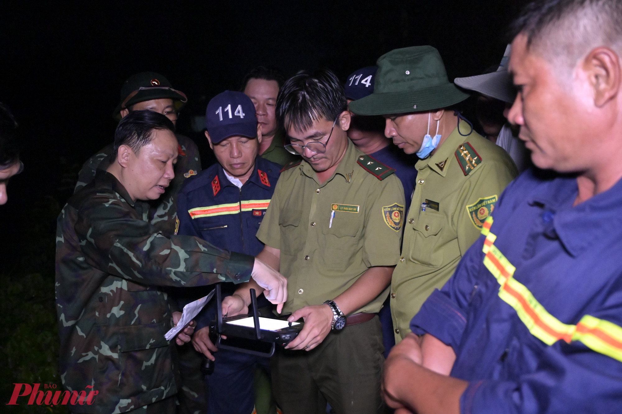 Lãnh đạo Sở Nông nghiệp và Môi trường tỉnh An Giang động viên cán bộ, chiến sĩ tham gia chữa cháy.