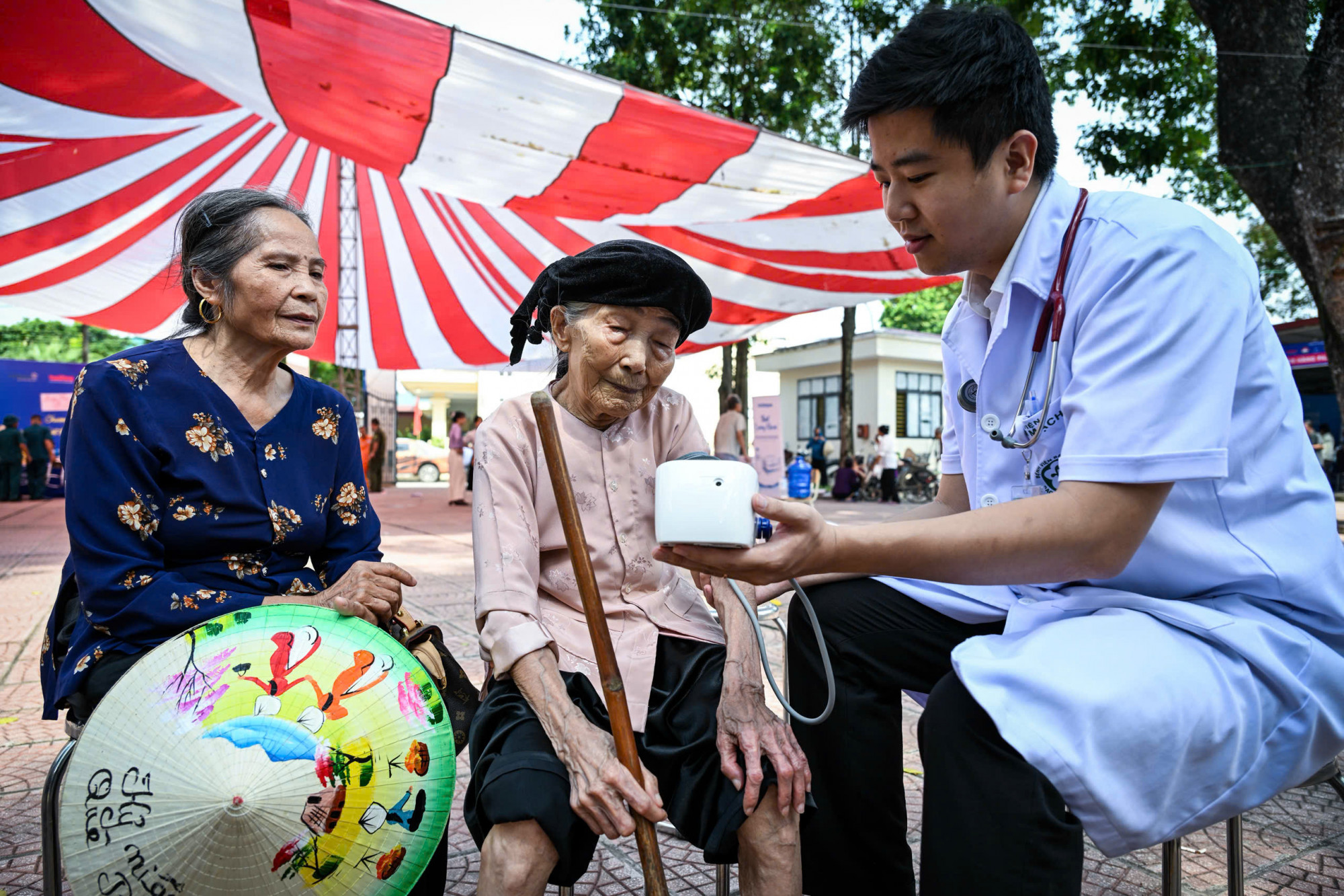 Khám sức khỏe cho người dân tại xã Minh Châu (TP Hà Nội) - ảnh: Sơn Bách