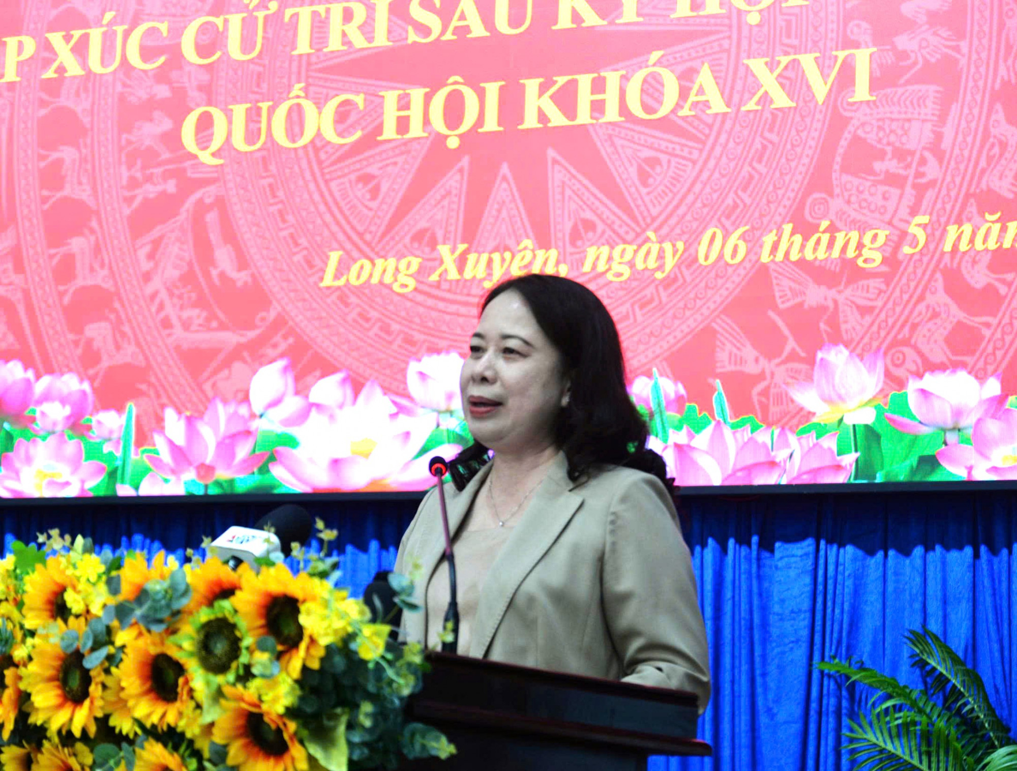 Phó Chủ tịch nước Võ Thị Ánh Xuân phát biểu tại buổi tiếp xúc cử trị tại Long Xuyên - Ảnh CTV