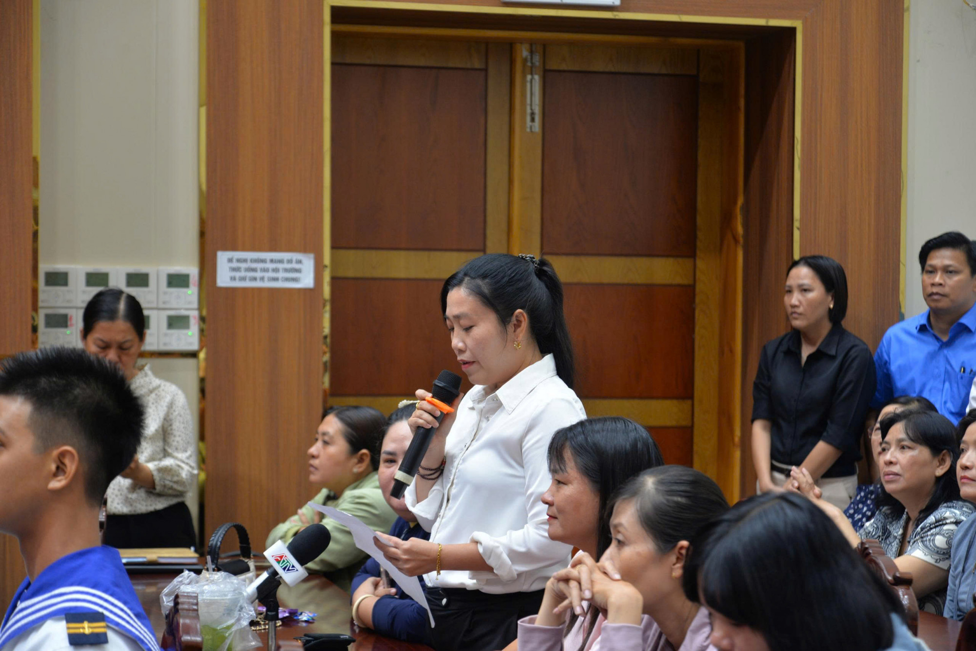 Cử tri phường Long Xuyên phát biểu tại buổi tiếp xúc cử tri - Ảnh CTV