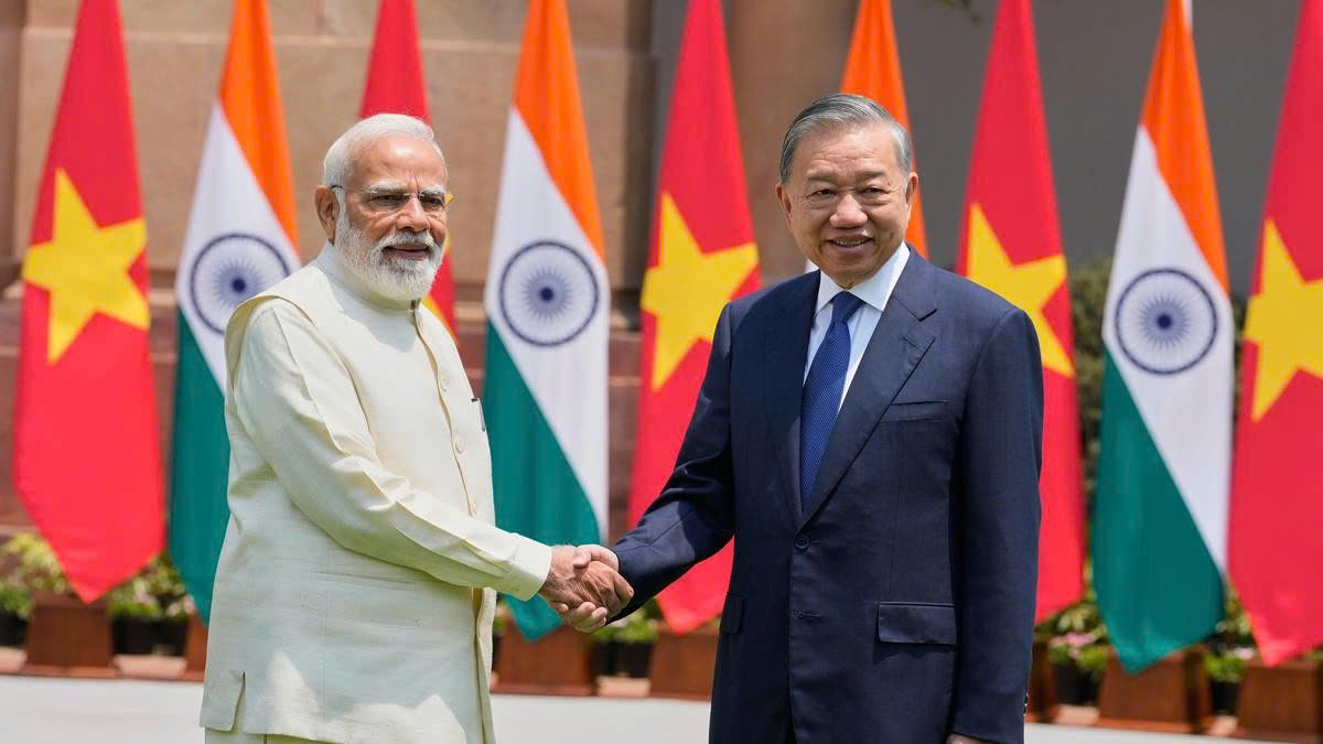 Thủ tướng Ấn Độ Narendra Modi bắt tay Tổng bí thư, Chủ tịch nước Tô Lâm trước cuộc hội đàm cấp cao giữa hai đoàn cấp cao tại New Delhi, ngày 6/5/2026. Ảnh: Báo Hindu