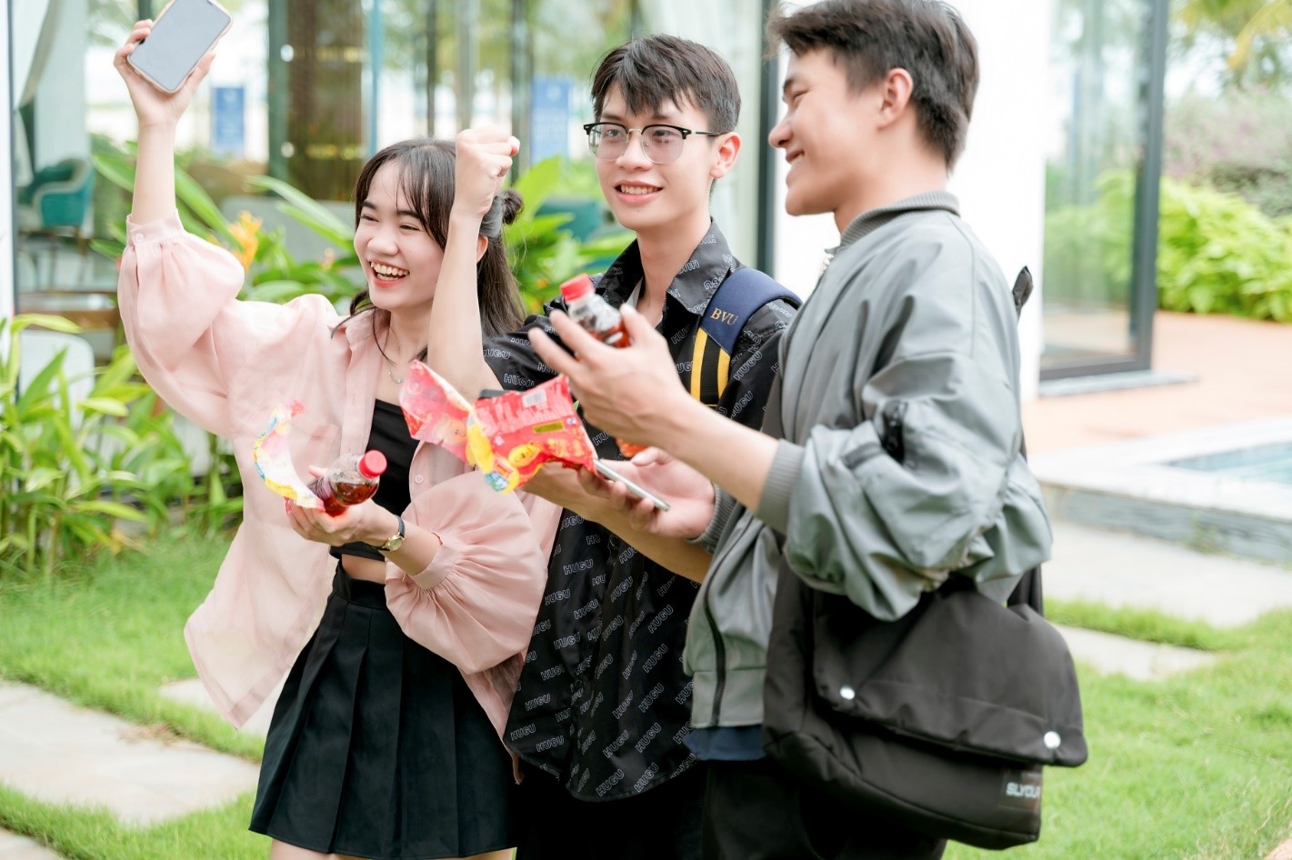 Chỉ mất 1-2 phút, nhưng khoảnh khắc chờ kết quả ngay trên điện thoại lại tạo cảm giác hồi hộp rõ rệt - Ảnh: Tân Hiệp Phát