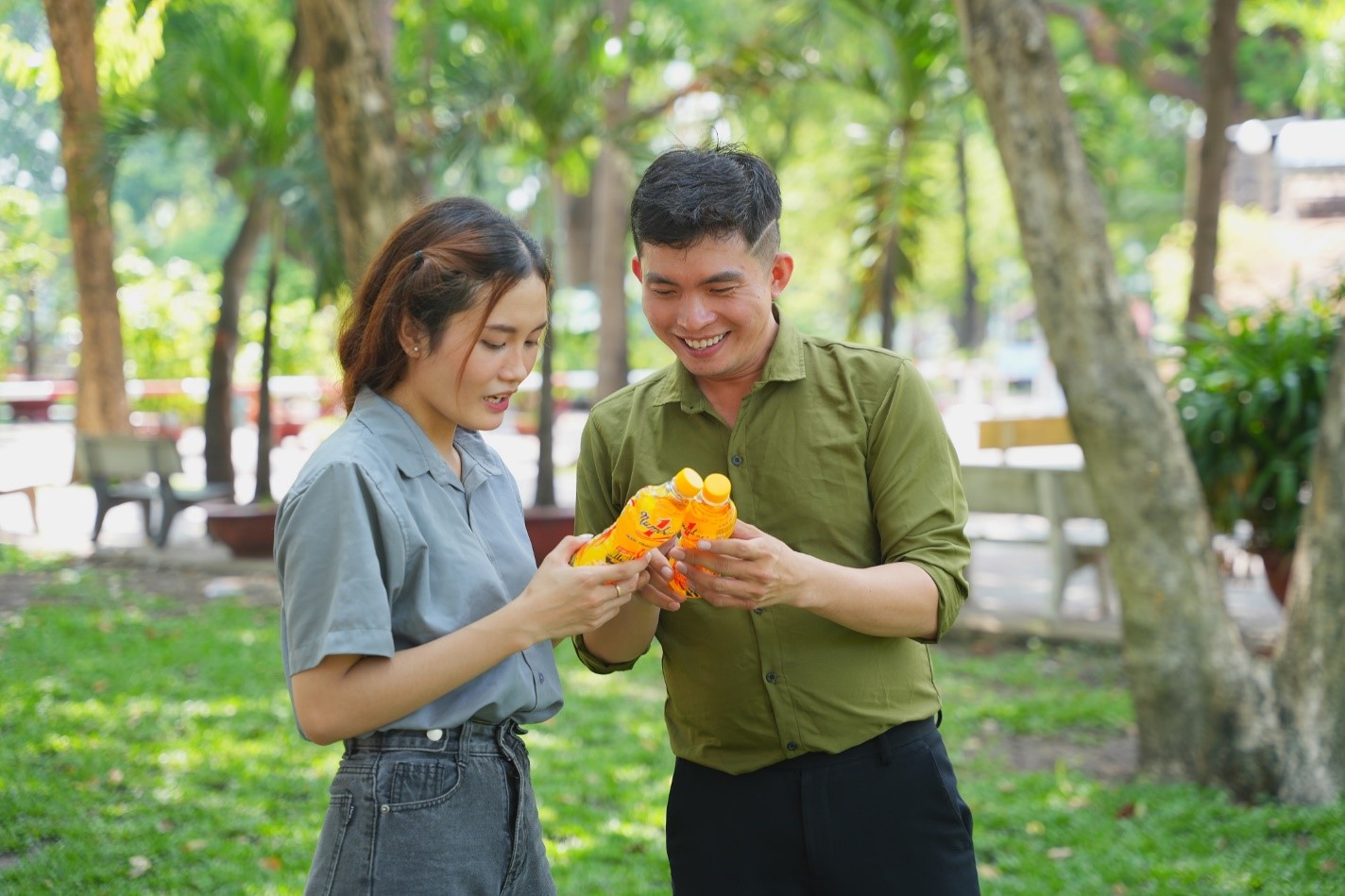 Sau khi uống, nhiều người nán lại thêm vài phút để xé nhãn, lấy mã và nhập vào điện thoại - Ảnh: Tân Hiệp Phát