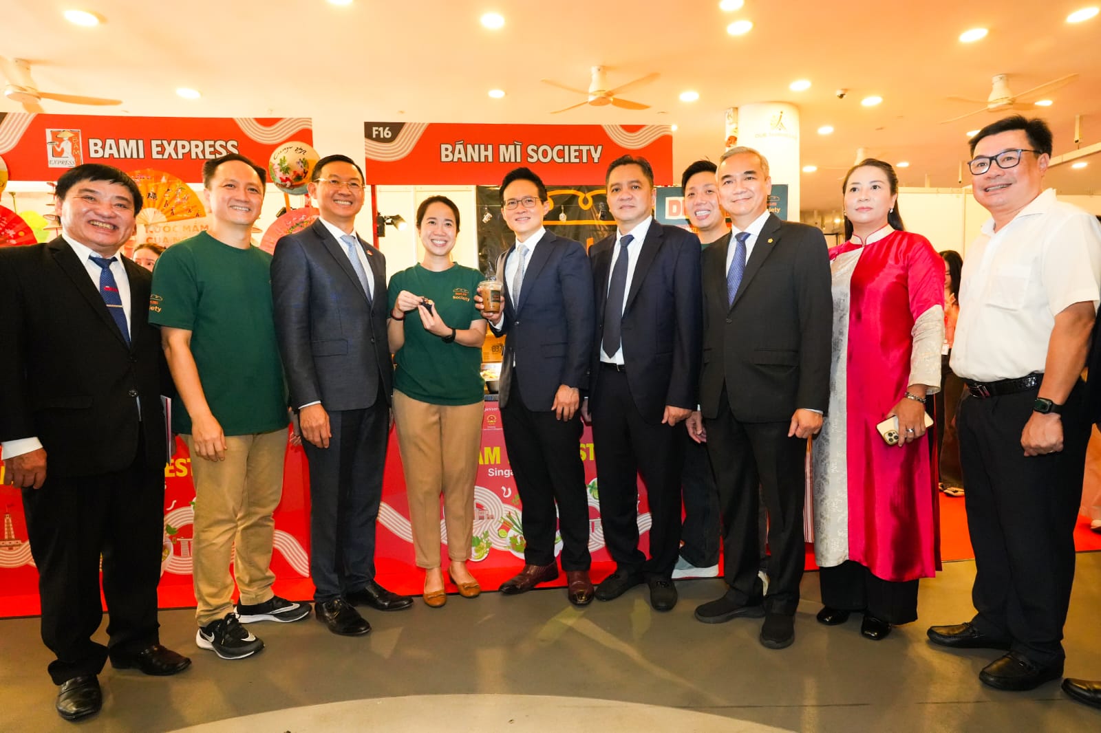 Đại sứ Việt Nam tại Singapore Mai Phước Dũng cùng Bộ trưởng Nhà nước Bộ Quốc phòng Singapore Desmond Choo tại sự kiện