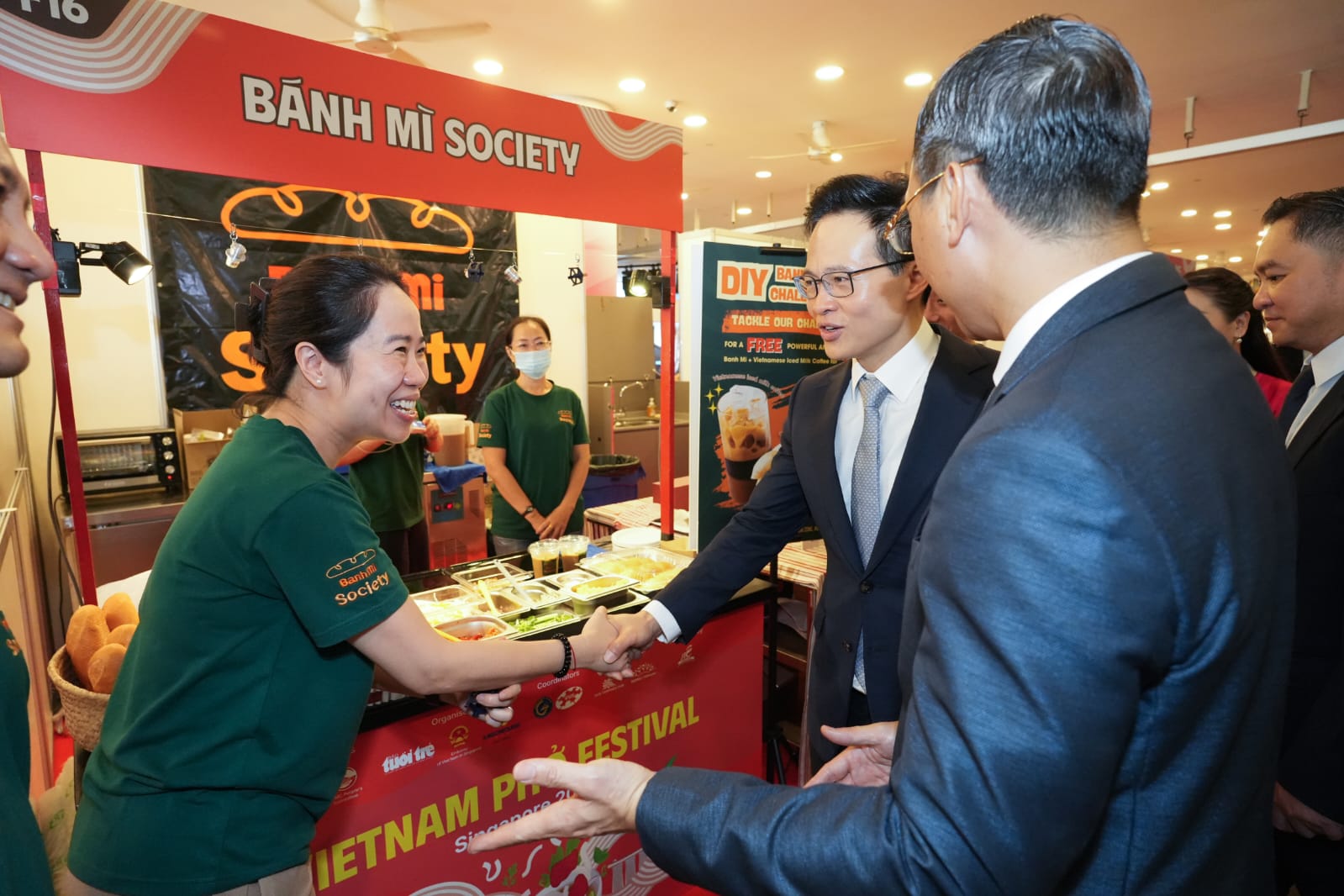 chị Hà Lâm Tú Quỳnh, Nhà sáng lập Bánh Mì Society đang giới thiệu về bánh mì của mình 