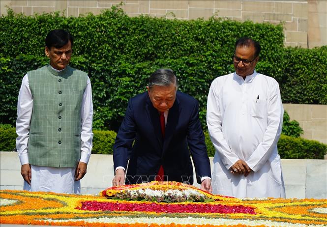 Tổng Bí thư, Chủ tịch nước Tô Lâm đặt vòng hoa tại Khu tưởng niệm Mahatma Gandhi - Ảnh: Ngọc Thúy/PV TTXVN tại Ấn Độ