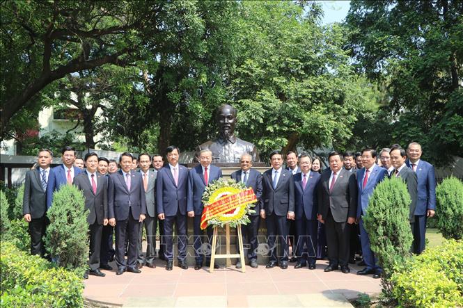 Tổng bí thư, Chủ tịch nước Tô Lâm và Đoàn đại biểu cấp cao Việt Nam đến đặt vòng hoa tưởng niệm tại Tượng Chủ tịch Hồ Chí Minh, trong Công viên G20 ở thủ đô New Delhi - Ảnh: Ngọc Thúy/PV TTXVN tại Ấn Độ