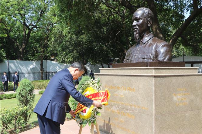 Tổng bí thư, Chủ tịch nước Tô Lâm đặt vòng hoa tưởng niệm Bác Hồ tại Tượng Chủ tịch Hồ Chí Minh, trong Công viên G20 ở thủ đô New Delhi - Ảnh: Ngọc Thúy/PV TTXVN tại Ấn Độ