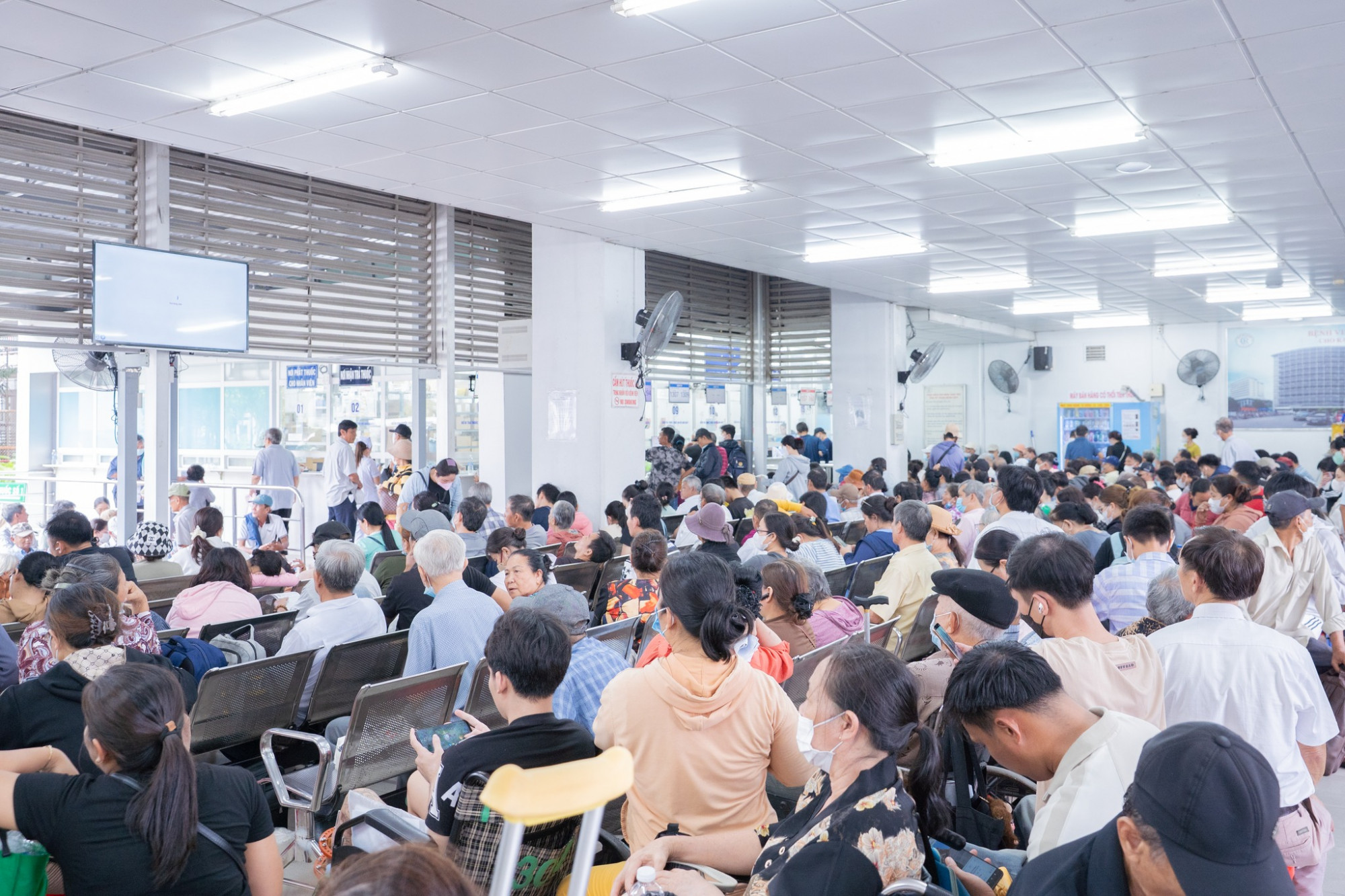 Người dân đến khám ngoại trú tại Bệnh viện Chợ Rẫy cao nhất lịch sử, ảnh BVCC