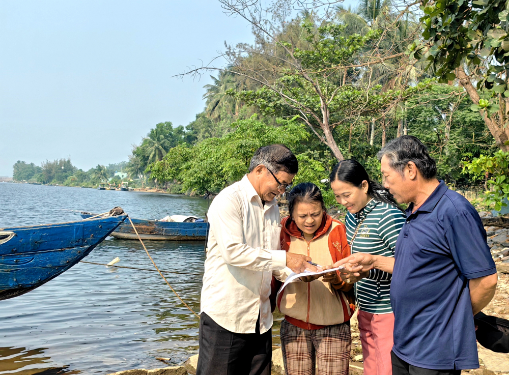 Tổ cộng đồng thôn Thạch Bồ, xã Hòa Vang trao đổi các thông tin ghi nhận được về nguồn nước ẢNH: U.N.