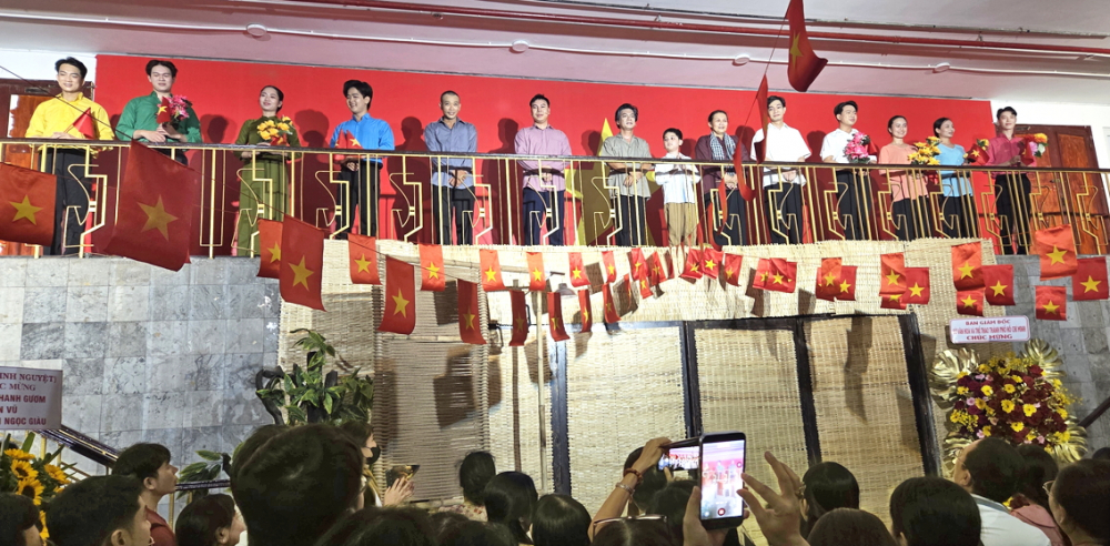 Vở kịch Thanh gươm và bà mẹ với không gian biểu diễn khác lạ là một hiện tượng  của đợt diễn chào mừng các ngày lễ lớn vừa qua - ẢNH: NGỌC TUYẾT