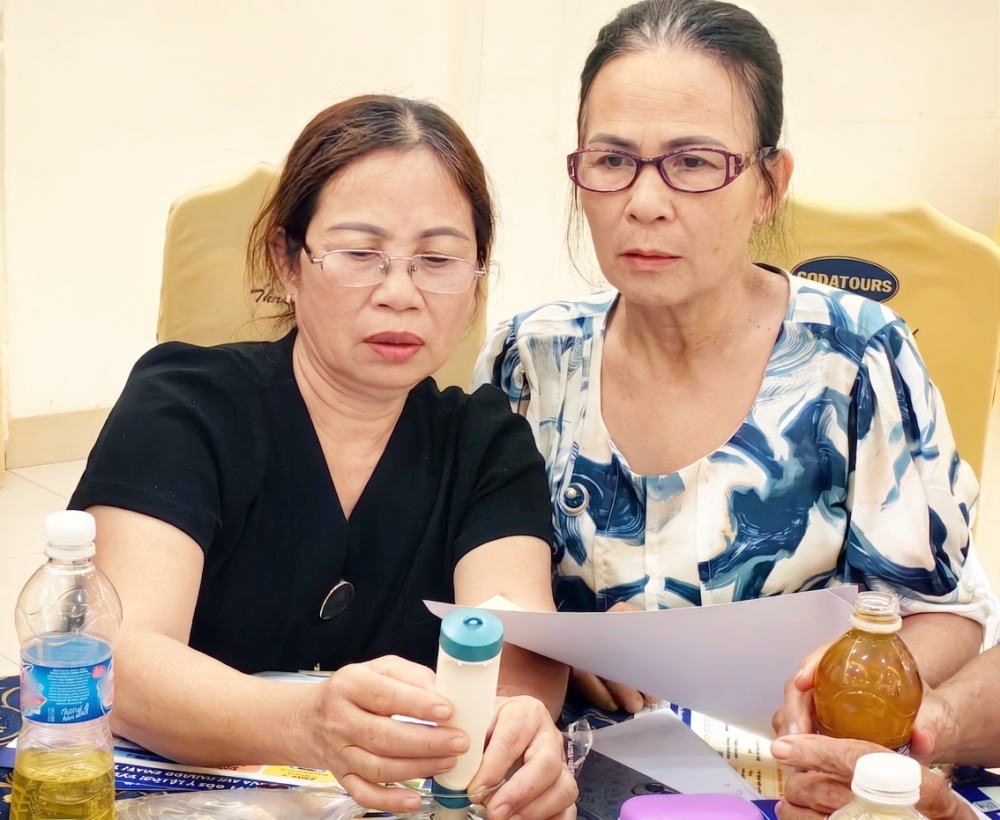 Phụ nữ thôn Thạch Bồ, xã Hòa Vang học cách sử dụng thiết bị đo các chỉ số chất lượng nước - ẢNH: U.N.