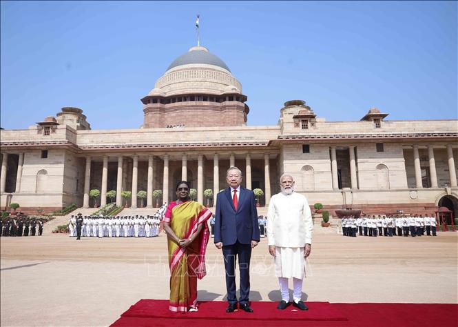 VTổng thống Droupadi Murmu và Thủ tướng Narendra Modi đồng chủ trì Lễ đón trọng thể Tổng Bí thư, Chủ tịch nước Tô Lâm thăm cấp Nhà nước tới Cộng hòa Ấn Độ. Ảnh: Thống Nhất/TTXVN