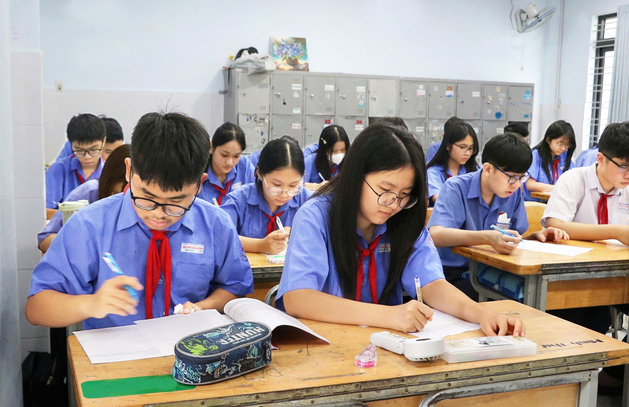 Học sinh lớp Chín Trường THCS Nguyễn Văn Luông (phường Bình Phú, TPHCM) trong giờ học