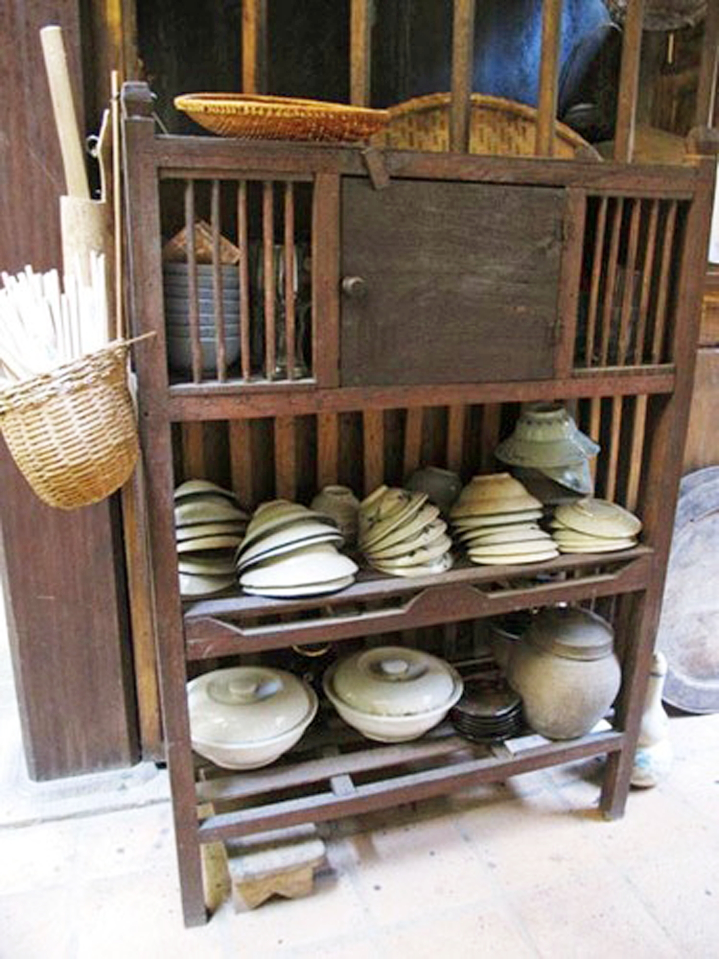 Chiếc tủ chén kiểu xưa - Ảnh do tác giả cung cấp