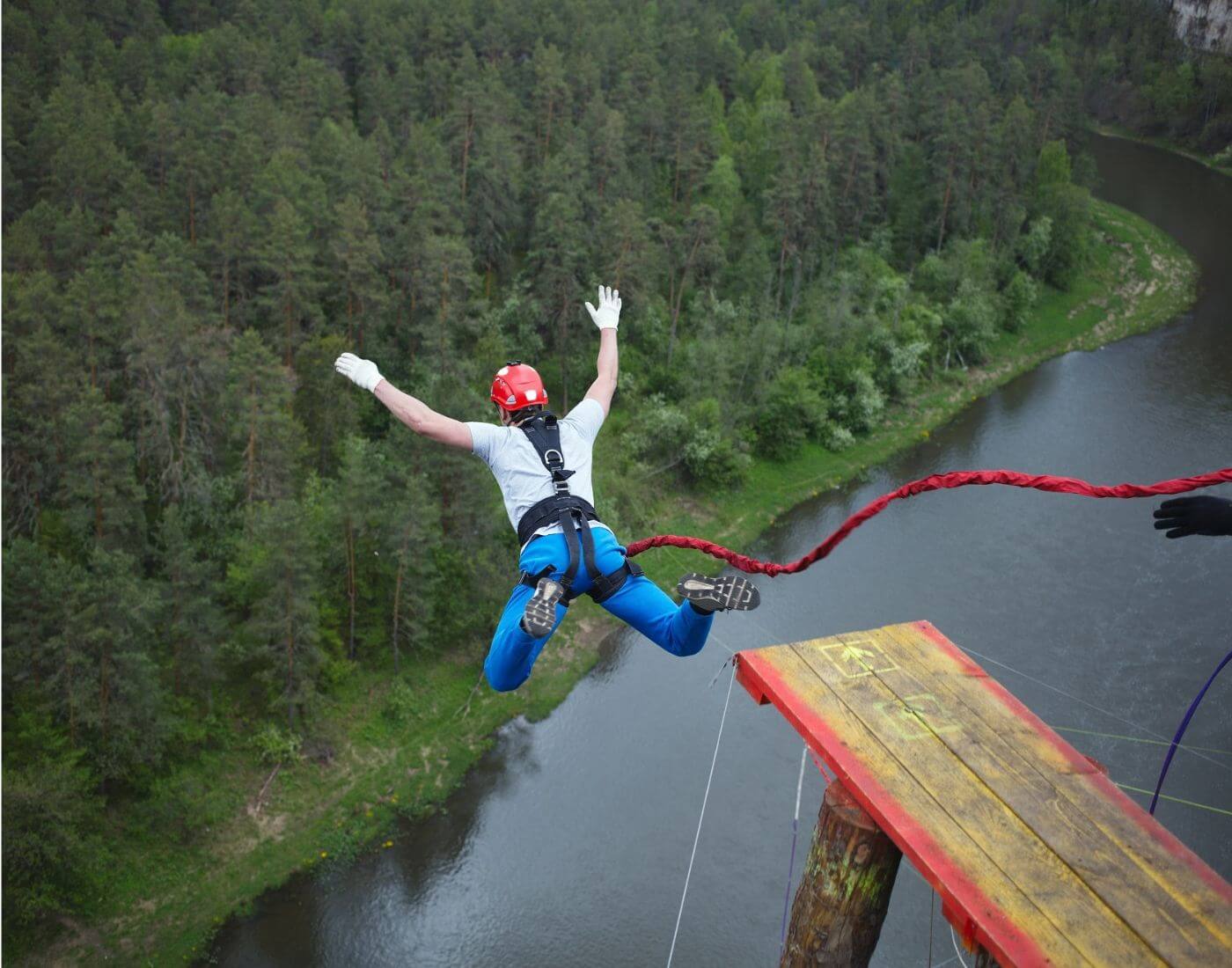 Nhảy bungee là một trong những trò chơi cảm giác mạnh được yêu thích nhưng đầy rủi ro - Ảnh: DOL