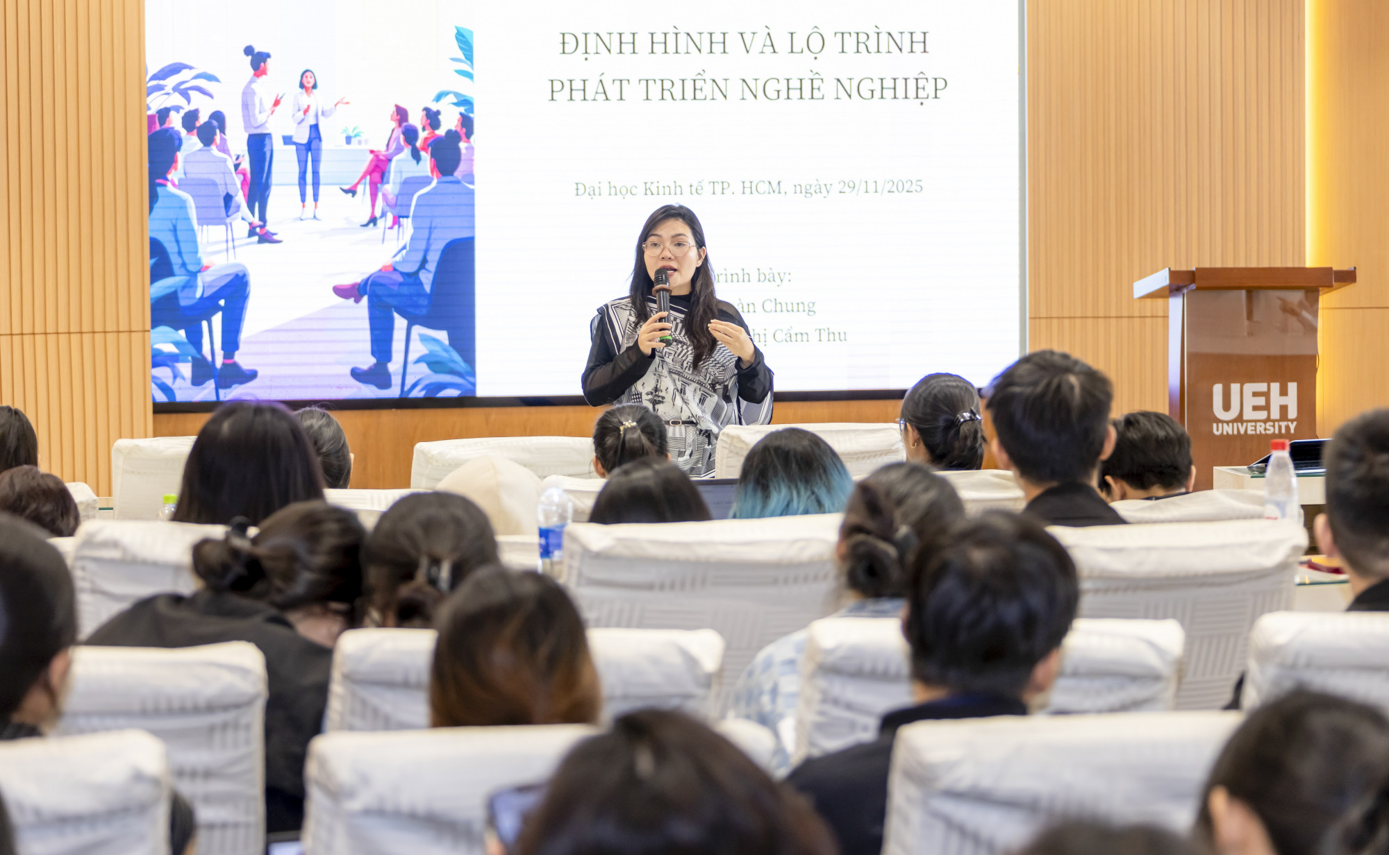 700 chuyên gia, lãnh đạo, nhà quản lý từ các doanh nghiệp, tổ chức trong và ngoài nước tham gia Chương trình giảng viên thực tiễn - Ảnh: UEH