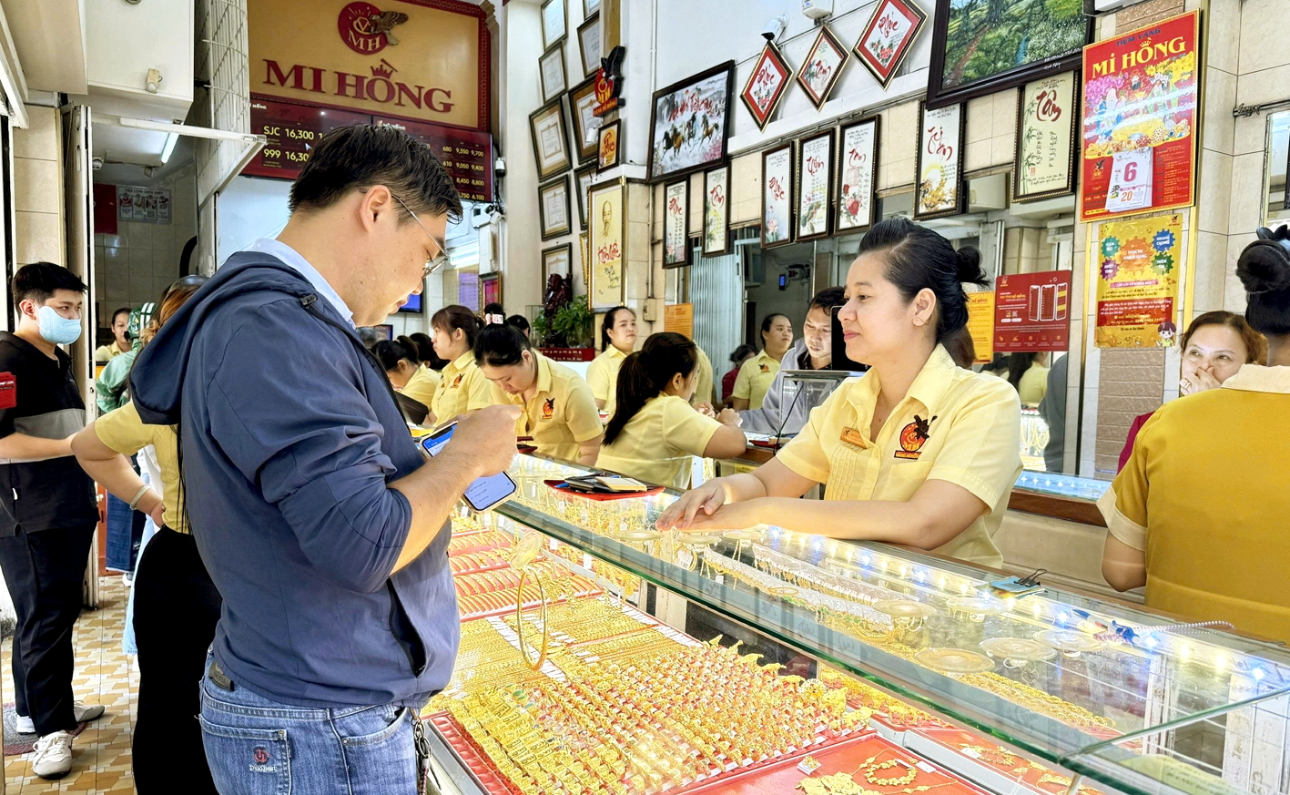 Nhiều người chờ mua vàng tại Công ty TNHH Mi Hồng (phường Bình Thạnh, TPHCM) hồi tháng 1/2026, lúc giá vàng tăng cao