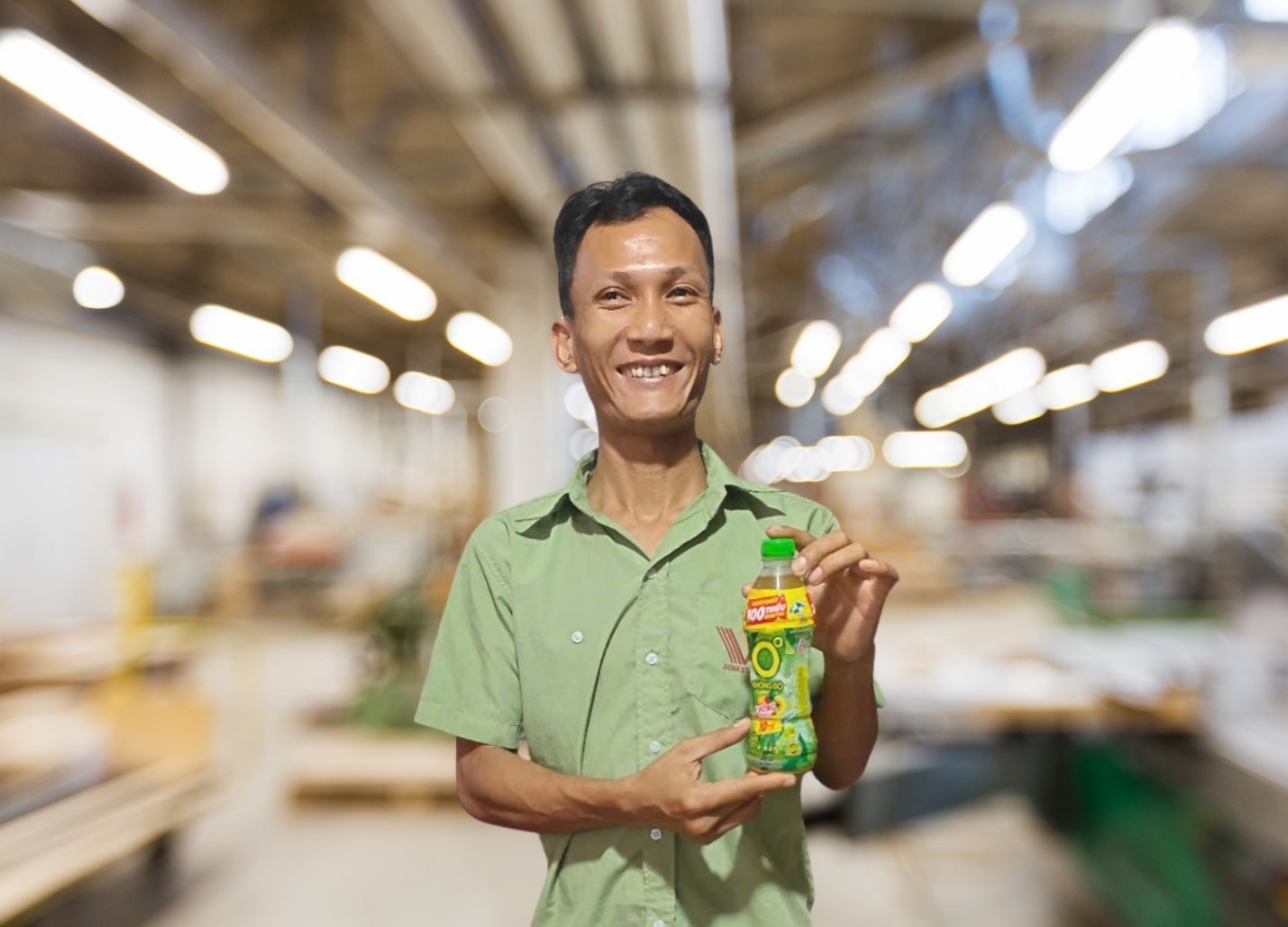 Anh Nguyễn Xuân Trung là khách hàng may mắn nhất trong hè 2025 khi trúng 100 triệu đồng nhờ giải nhiệt, giảm căng thẳng mỗi ngày với Trà Xanh Không Độ - Ảnh: Nhân vật cung cấp
