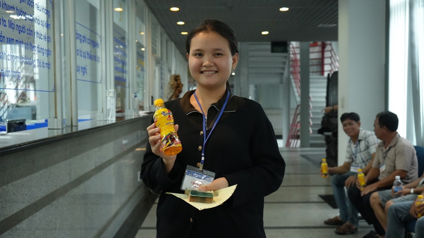 Chị Lê Thị Ngọc Trang cùng gia đình vượt hơn 100km để về tận trụ sở Công ty Number 1 nhận thưởng 50 triệu đồng trong hè 2025 - Ảnh: Tân Hiệp Phát