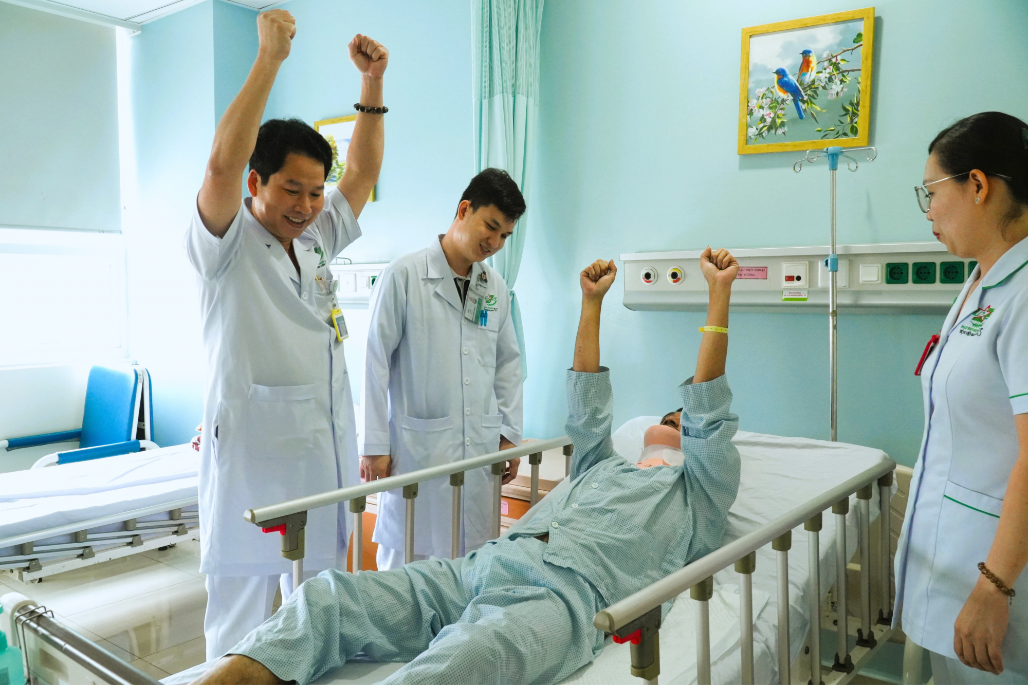 Bác sĩ bệnh viện chúc mừng anh Q. được hồi phục sau phẫu thuật, ảnh BVCC