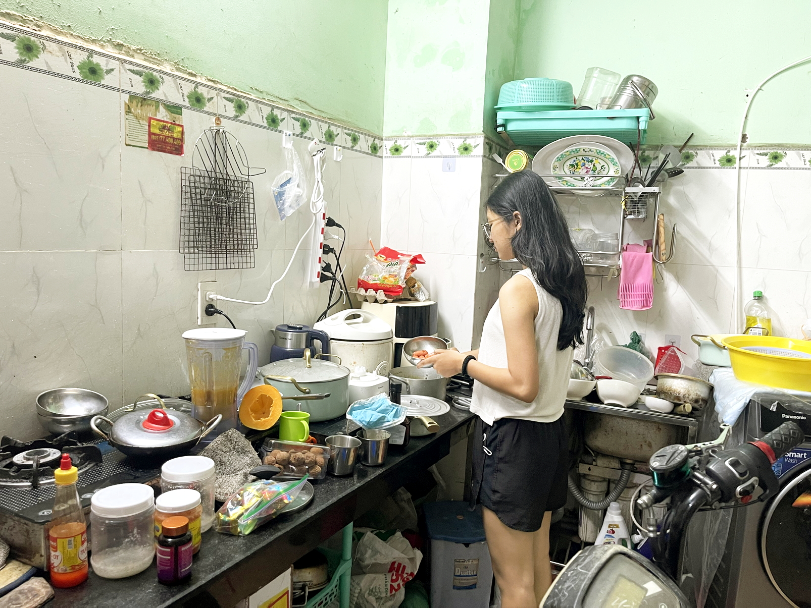 Con gái tác giả hứng chí nấu ăn rồi bỏ lại “bãi chiến trường”  không thèm dọn dẹp - ẢNH: D.H.