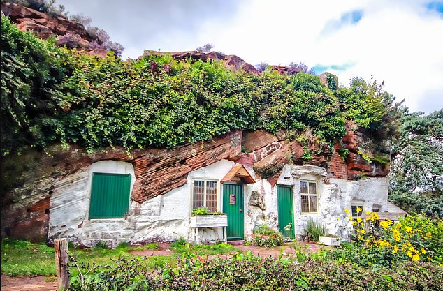 Rock House, Kinver Edge. Nằm ở vùng Midlands, biên giới giữa 2 hạt Staffordshire và Worcestershire, ngôi nhà bằng đá đã có cách đây 250 triệu năm. Người xưa đã đục vào vách đá để tạo ra không gian sống. Nhà chia thành nhiều phòng, có cửa sổ, cửa ra vào và có cả ống khói xuyên qua lòng đá lên phía trên đồi.