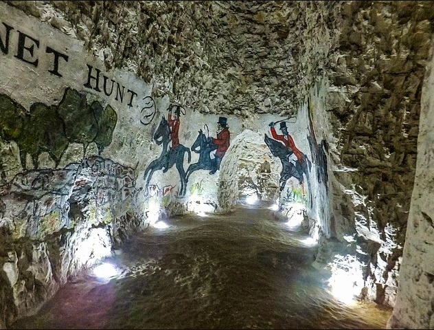 Hang động Margate, hạt Kent. Đây không phải là hang động tự nhiên mà là một mỏ khai thác đá phấn có từ thế kỷ XVIII. Bên trong có tranh vẽ tường mang vẻ kỳ bí, mái vòm cao và nhiệt độ luôn khoảng 11 độ C. Hang được mở cửa tham quan vào năm 1919 sau thời gian bỏ hoang.