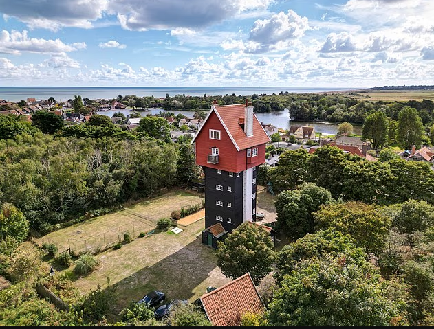Ngôi nhà trên mây,Thorpeness, hạt Suffolk. Đây là một tháp nước được xây vào năm 1923 để cung cấp nước cho làng Thorpeness. Sau 1980, tháp nước ngưng hoạt động, phần trên đỉnh tháp được cải tạo thành nhà Airbnb 5 phòng ngủ, 3 phòng tắm với giá 700 bảng Anh (khoảng 23 triệu đồng)/ đêm.