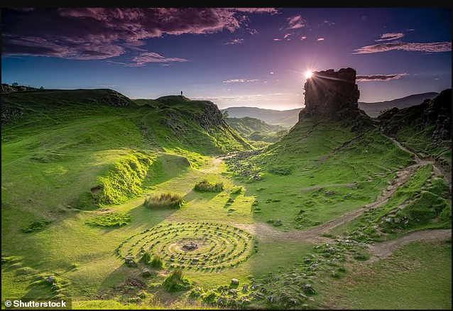 Thung lũng Fairy Glen, làng Uig, đảo Skye của Scotland. Ở đây có nhiều gò đất cao, các hồ nước nhỏ và những vách đá thấp giống như trong truyện cổ tích. Rất tuyệt là Fairy Glen đã xuất hiện hơn 100.000 năm.