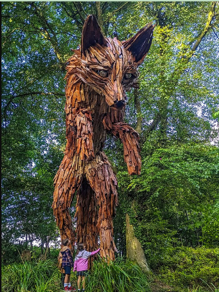 Khu vườn lãng quên Heligan, làng Mevagissey, hạt Cornwall. Khu vườn thực vật nổi tiếng này bị bỏ hoang hơn 70 năm và được khôi phục vào năm 1990. Ở đây có thảm thực vật phong phú và nhiều cây đỗ quyên xuất hiện từ những năm 1850. Du khách sẽ thấy bức tượng The Mud Maid - người phụ nữ đang ngủ được cỏ bao phủ; The Giant's Head - đầu người khổng lồ nhô lên từ mặt đất với mái tóc là những bụi cây xanh mướt hay tác phẩm The Giant Fox được làm từ hàng ngàn mảnh gỗ. Thú vị hơn nếu đi trên cầu dây treo dài 30m, cách mặt đất khoảng 15m để ngắm khu rừng nhiệt đới thu nhỏ phía dưới.