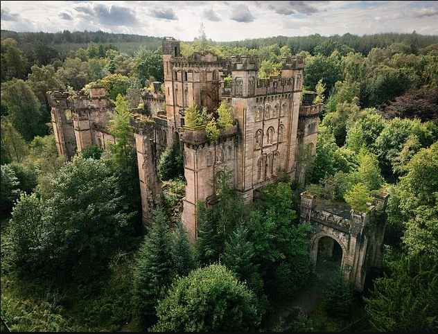 Lâu đài Lennox, Kirkintilloch, Scotland. Lennox được xây từ năm 1837 đến năm 1841 bằng đá sa thạch với những tòa tháp vuông và các ô cửa sổ hình vòm. Lâu đài thể hiện sự giàu có và quyền lực của gia tộc Kincaid-Lennox vào thế kỷ XIX. Vào những năm 1930, lâu đài được thành phố Glasgow mua lại và chuyển đổi thành bệnh viện Lennox Castle dành cho người bị khó khăn về trí tuệ và dừng hoạt động vào 2002. Dù không mở cửa tham quan nhưng lâu đài vẫn thu hút du khách thích khám phá. 