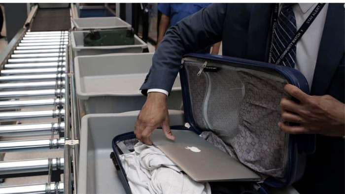 Khi qua cửa an ninh, du khách cần lấy laptop ra để kiểm tra hành lý xách tay - Ảnh minh họa: canva