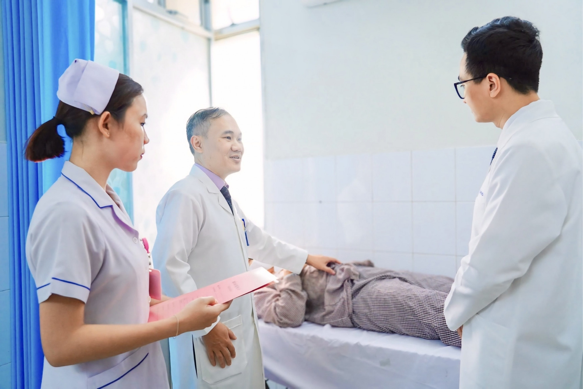 Các bác sĩ đang thăm khám cho bệnh nhi. Hiện tại, nam thiếu niên đã ổn định sức khoẻ, phục hồi tốt (ảnh: BVCC)