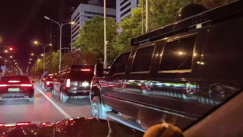Những chiếc SUV có cửa kính màu tối và biển số xe của chính phủ Mỹ trên một đường cao tốc ở Bắc Kinh, dấu hiệu cho thấy an ninh đang được tăng cường cho hội nghị thượng đỉnh lãnh đạo Trung Quốc - Mỹ vào tuần tới - Ảnh: South China Morning Post