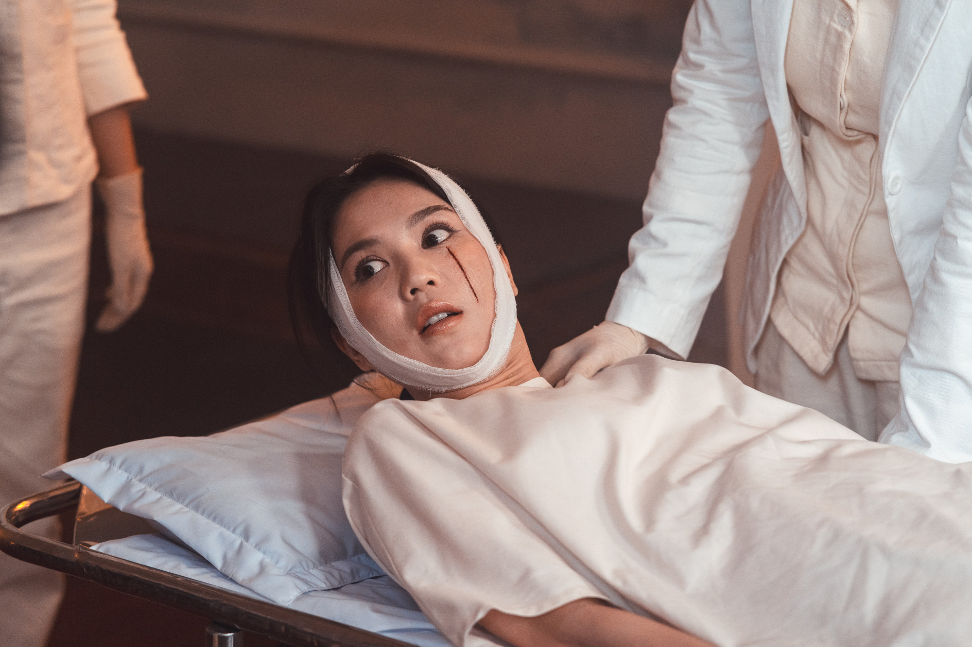 Cô cho biết có nhiều trải nghiệm thú vị khi đóng Thẩm mỹ viện âm phủ trong không gian nhỏ, tối
