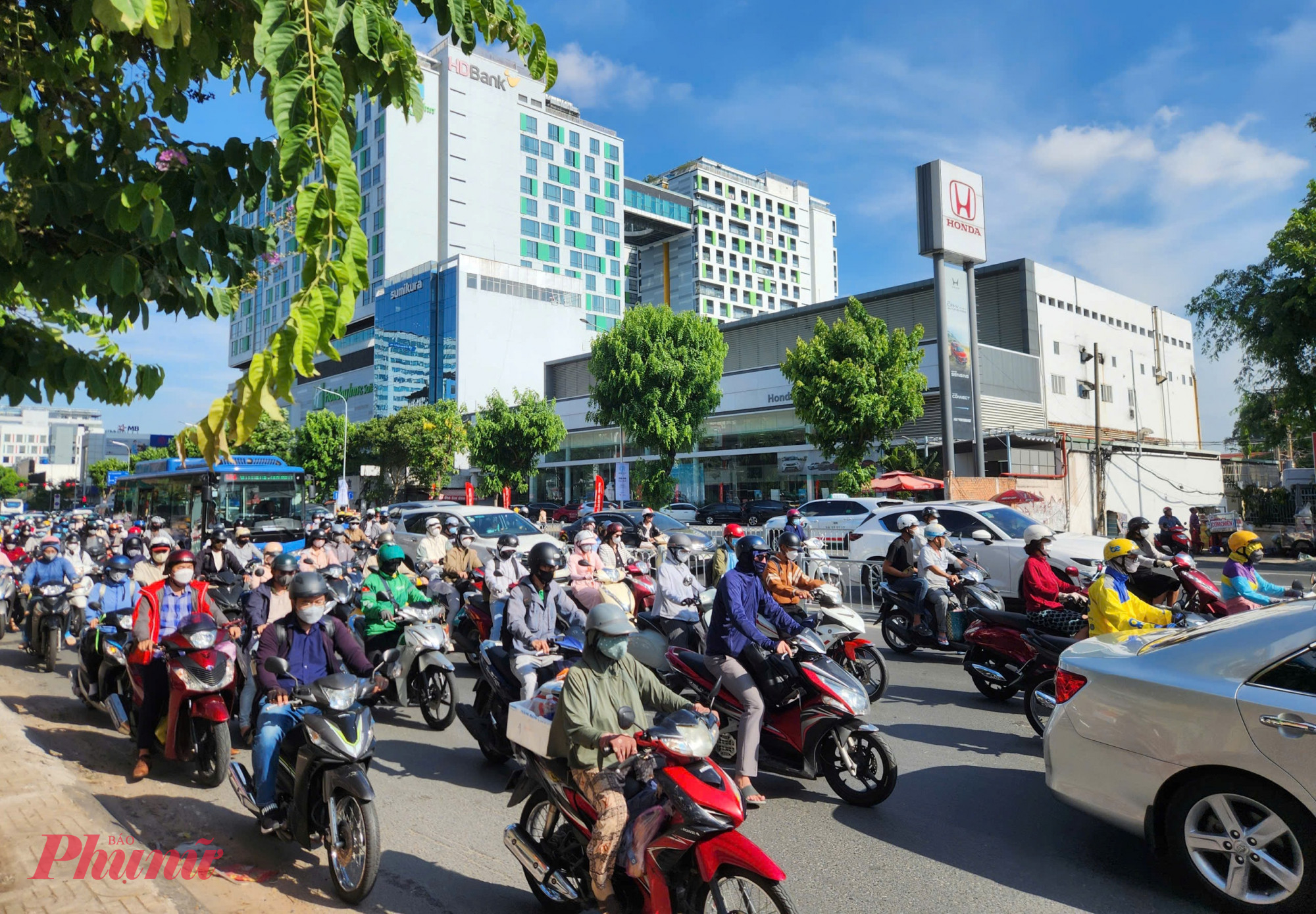 Sau khi lắp dải phân cách bằng thép, chưa tổ chức giao thông nên lượng xe thường bị ùn ứ
