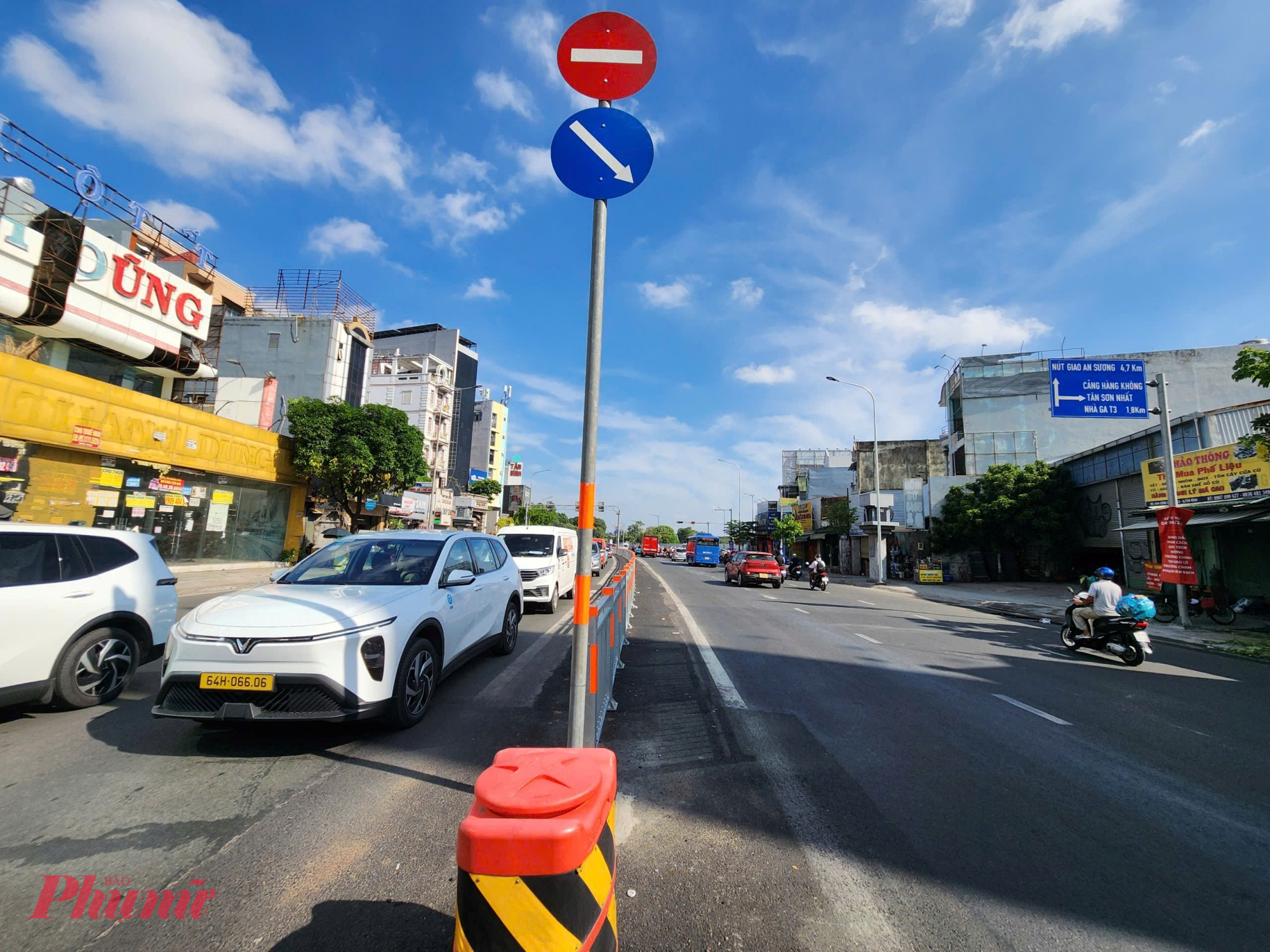 Hiện này đơn vị chức năng đang lắp dải phân cách bằng thép giữa 2 vạch trắng liền để phân chia làn