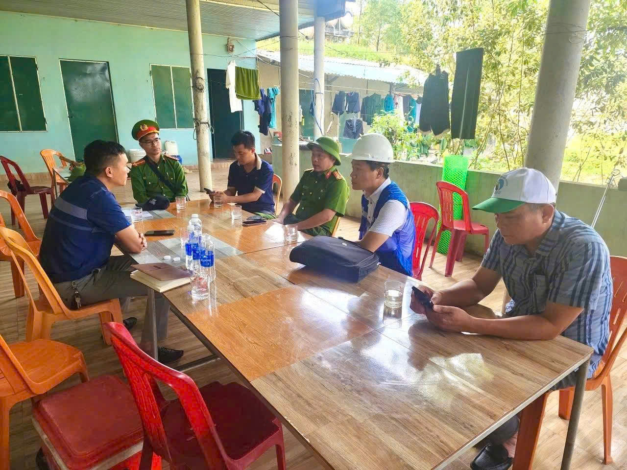 Chính quyền địa phương và các đơn vị liên quan làm việc với chủ trang trại chăn nuôi lợn sau phản ánh về tình trạng ô nhiễm môi trường tại xã Bến Quan, tỉnh Quảng Trị- Ảnh: CTV