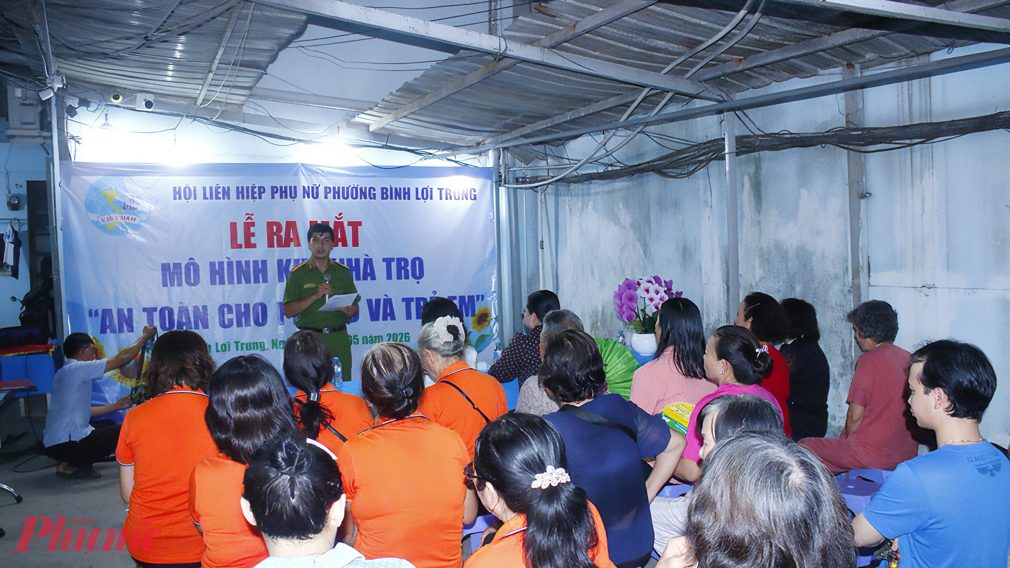 Tại chương trình, ông Nguyễn Thiện Tài – Cảnh sát khu vực khu phố 6, phường Bình Lợi Trung – đã tuyên truyền, phổ biến các kỹ năng nhận diện và phòng tránh những thủ đoạn lừa đảo công nghệ cao ngày càng tinh vi; hướng dẫn kiến thức, kỹ năng phòng cháy chữa cháy, nâng cao ý thức chủ động phòng ngừa các sự cố cháy nổ tại khu dân cư và nhà trọ. Đồng thời, cung cấp kiến thức giúp nhận biết các dấu hiệu của người sử dụng ma túy cũng như hiểu rõ tác hại của ma túy đối với bản thân, gia đình và xã hội.