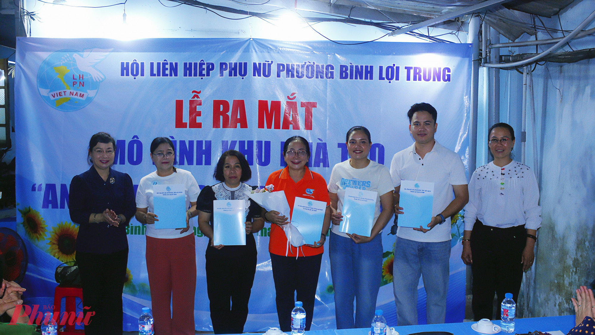 Bà Thái Thị Hồng Nga – Bí thư Đảng ủy, Chủ tịch HĐND phường Bình Lợi Trung (bìa trái) và bà Võ Thị Phương Uyên – Chủ tịch Uỷ ban MTTQ Việt Nam phường trao quyết định thành lập Tổ tự quản khu nhà trọ “An toàn cho phụ nữ và trẻ em” tại khu nhà trọ số 19/15 Trần Bình Trọng.
