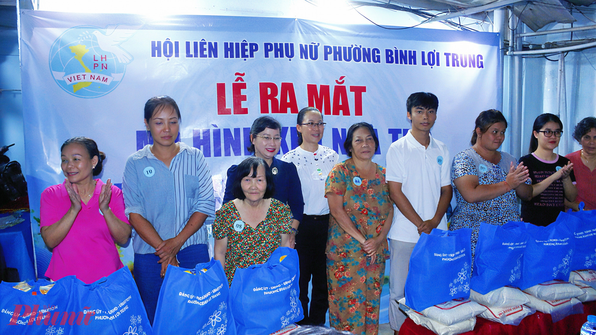 Dịp này, Hội LHPN phường Bình Lợi Trung còn trao 27 phần quà chăm lo an sinh xã hội đến các hộ dân, người thuê trọ có hoàn cảnh khó khăn trên địa bàn.