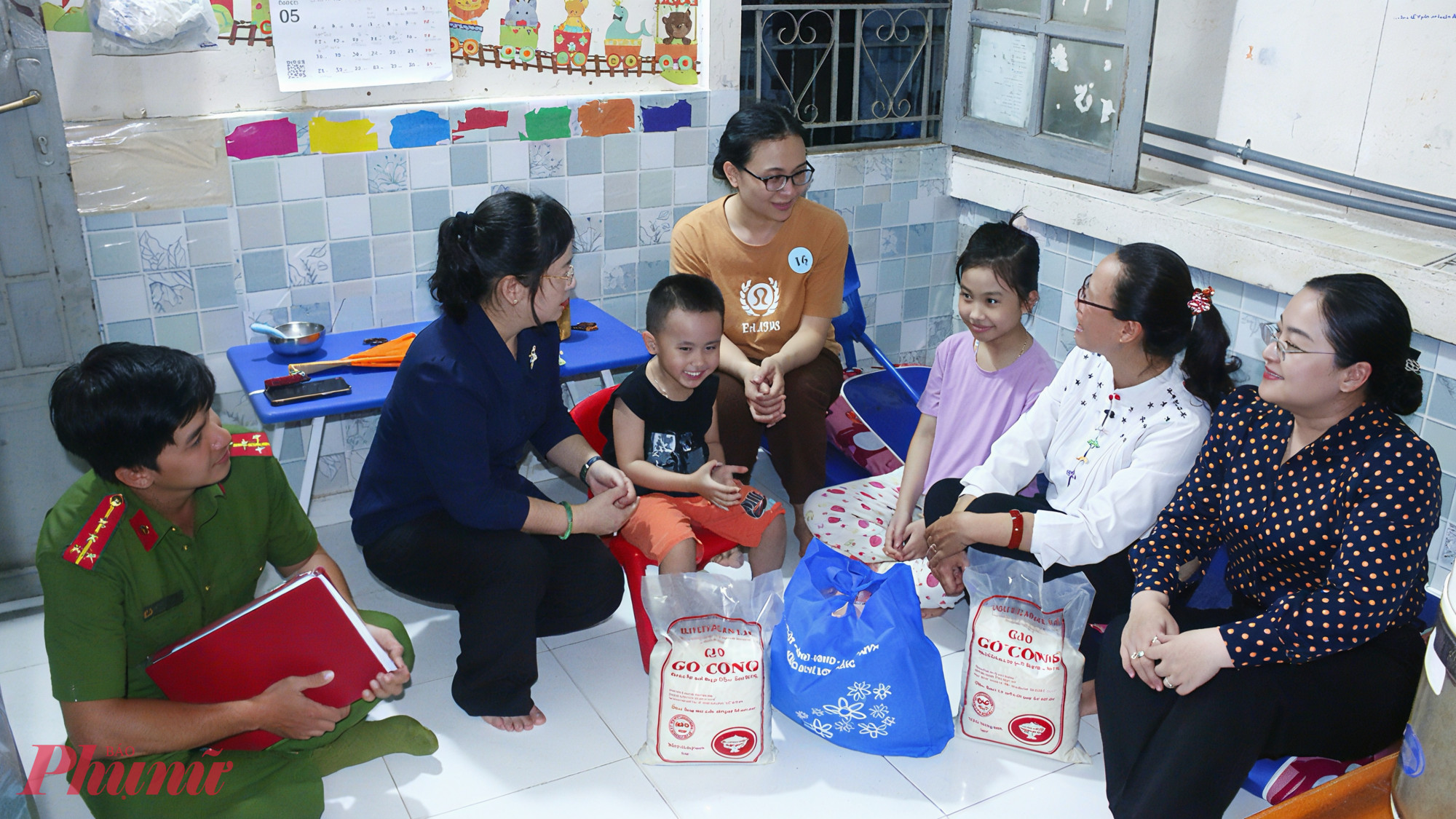 Lãnh đạo địa phương thăm hỏi các gia đìnhf sinh sống tại khu trọ.