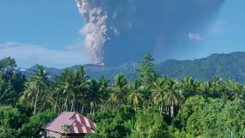Cột tro bụi từ núi lửa Dukono sau vụ phun trào sáng ngày 8/5 - Ảnh: MAGMA Indonesia