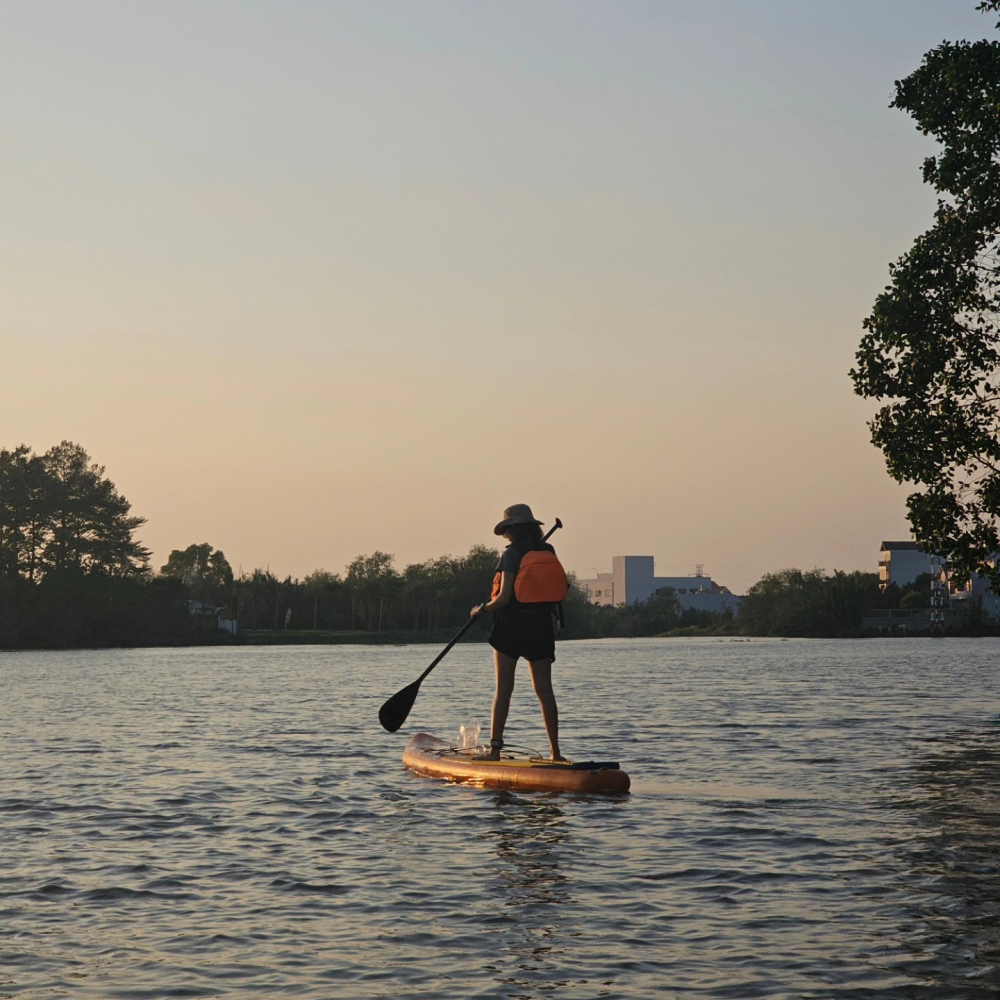 Chèo SUP đón hoàng hôn - Ảnh: @Sup-rise Saigon
