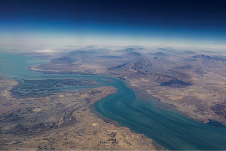Quang cảnh bờ biển Iran và đảo Qeshm ở eo biển Hormuz. Ảnh tư liệu: REUTERS/TTXVN