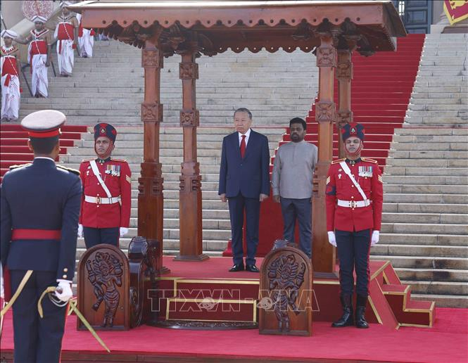 Tổng thống Sri Lanka Anura Kumara Dissanayake đón Tổng Bí thư, Chủ tịch nước Tô Lâm. Ảnh: Thống Nhất/TTXVN